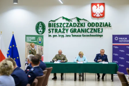 Zdjęcie przedstawia uczestników uroczystości podpisania porozumienia między strażą graniczną, policją a podkarpackimi szkołami średnimi