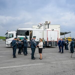 Zdjęcie przedstawia uczestników uroczystości przekazania skanerów RTG