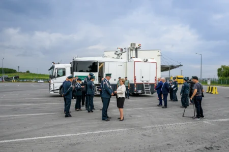Zdjęcie przedstawia uczestników uroczystości przekazania skanerów RTG