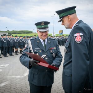 Zdjęcie przedstawia uczestników uroczystości przekazania skanerów RTG