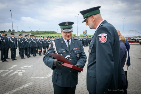 Zdjęcie przedstawia uczestników uroczystości przekazania skanerów RTG