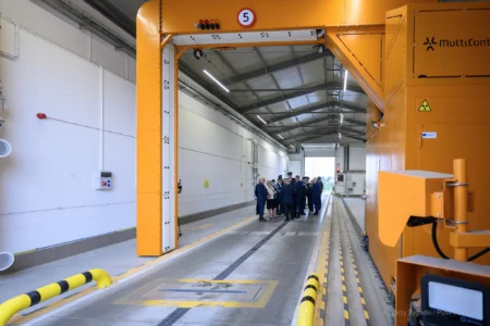 Zdjęcie przedstawia uczestników uroczystości przekazania skanerów RTG