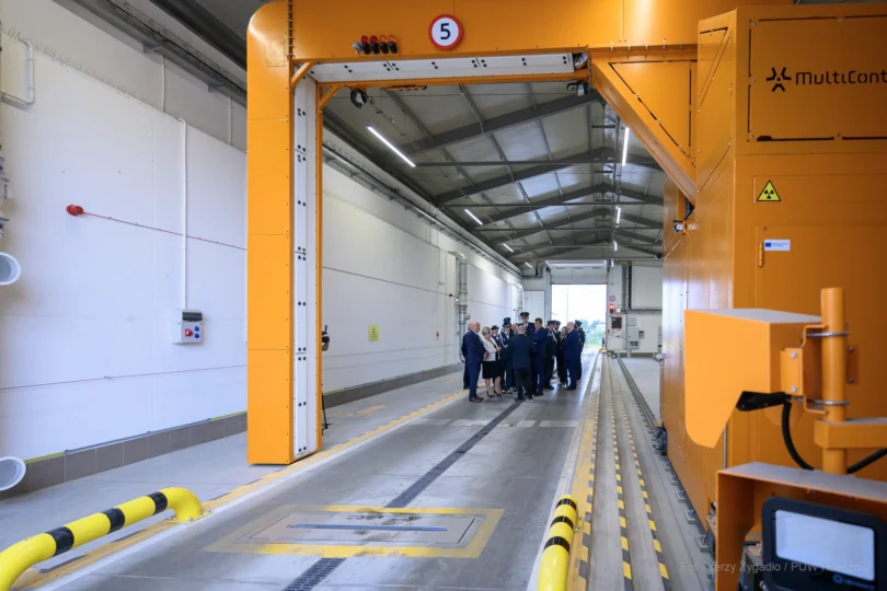 Zdjęcie przedstawia uczestników uroczystości przekazania skanerów RTG