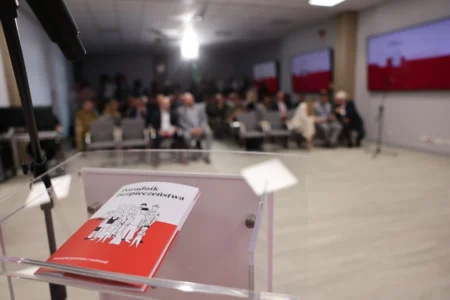 Zdjęcie przedstawia uczestników konferencji prasowej