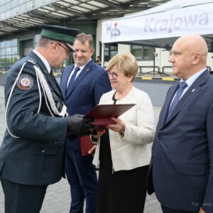 Zdjęcie przedstawia uczestników uroczystości przekazania skanerów RTG