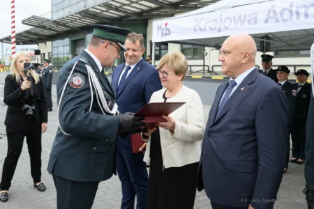 Zdjęcie przedstawia uczestników uroczystości przekazania skanerów RTG