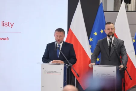 Zdjęcie przedstawia uczestników konferencji prasowej