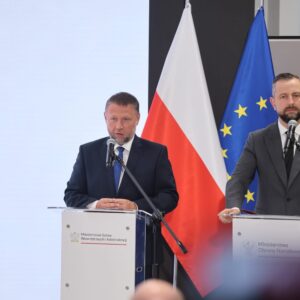 Zdjęcie przedstawia uczestników konferencji prasowej