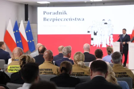 Zdjęcie przedstawia uczestników konferencji prasowej
