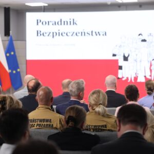 Zdjęcie przedstawia uczestników konferencji prasowej