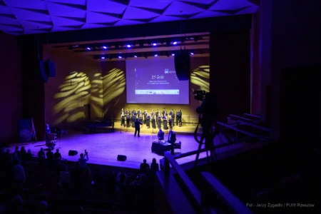 Zdjęcie przedstawia uczestników uroczystości z ojazhi 25-lecia kierunków medycznych na Uniwersytecie Rzeszowskim