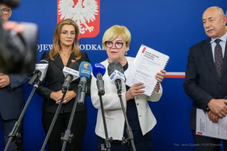 Zdjęcie przedstawia uczestników konferencji prasowej w urzędzie wojewódzkim