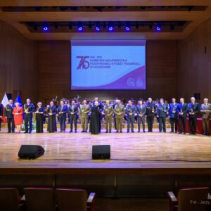 Zdjęcie przedstawia uczestników jubileuszu 75 lecia Komendy Wojewódzkiej PSP