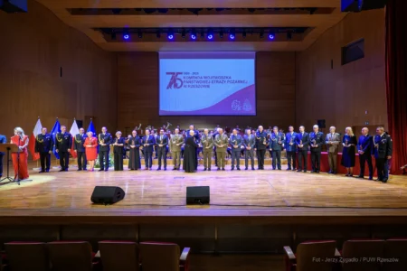 Zdjęcie przedstawia uczestników jubileuszu 75 lecia Komendy Wojewódzkiej PSP