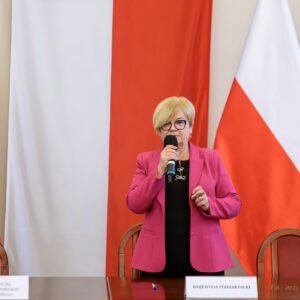 Zdjęcie przedstawia uczestników podpisania umów w ramach programu ochrony ludności i obrony cywilnej