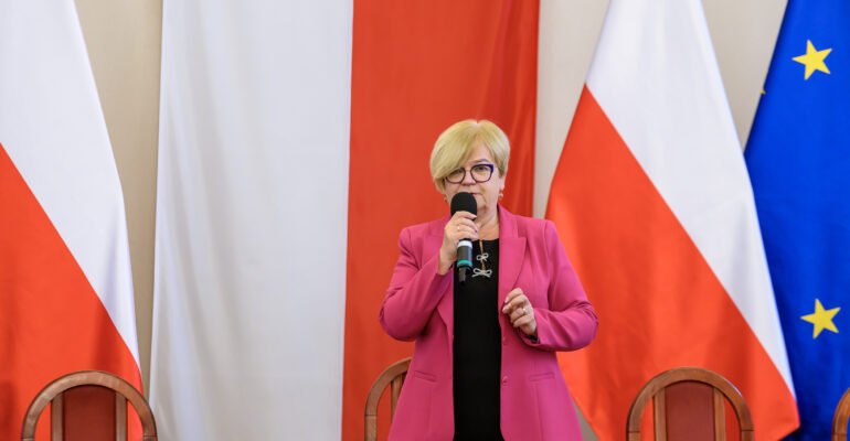 Zdjęcie przedstawia uczestników podpisania umów w ramach programu ochrony ludności i obrony cywilnej