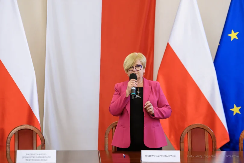 Zdjęcie przedstawia uczestników podpisania umów w ramach programu ochrony ludności i obrony cywilnej