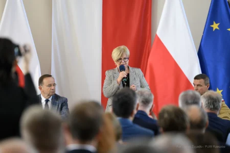 Zdjęcie przedstawia uczestników podpisania umów w ramach programu ochrony ludności i obrony cywilnej