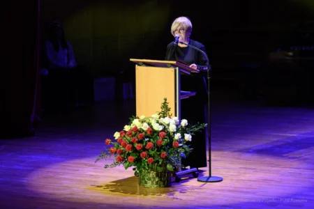 Zdjęcie przedstawia uczestników uroczystości z ojazhi 25-lecia kierunków medycznych na Uniwersytecie Rzeszowskim