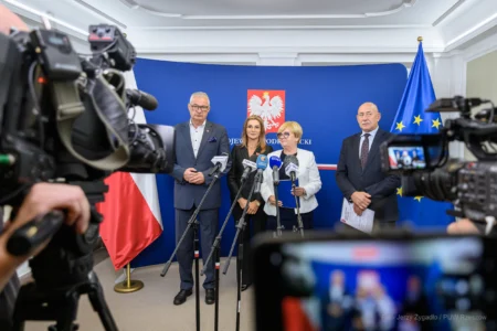 Zdjęcie przedstawia uczestników konferencji prasowej w urzędzie wojewódzkim