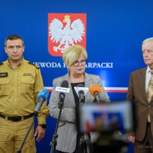 Zdjęcie przedstawia uczestników konferencji prasowej wojewody
