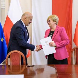 Zdjęcie przedstawia uczestników podpisania umów w ramach programu ochrony ludności i obrony cywilnej