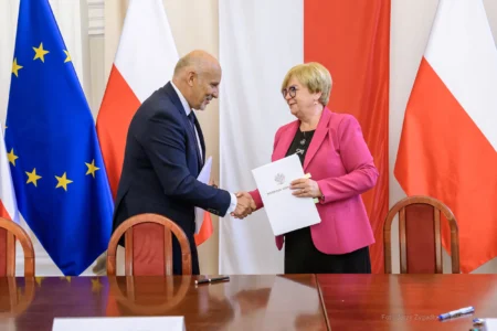 Zdjęcie przedstawia uczestników podpisania umów w ramach programu ochrony ludności i obrony cywilnej