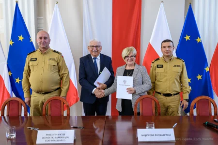 Zdjęcie przedstawia uczestników podpisania umów w ramach programu ochrony ludności i obrony cywilnej