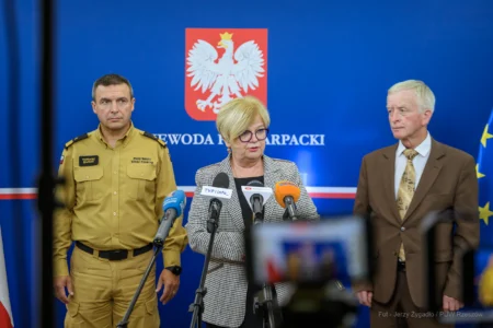 Zdjęcie przedstawia uczestników konferencji prasowej