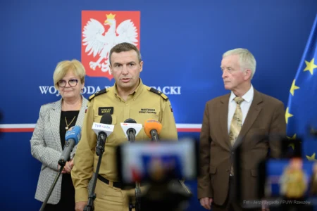 Zdjęcie przedstawia uczestników konferencji prasowej