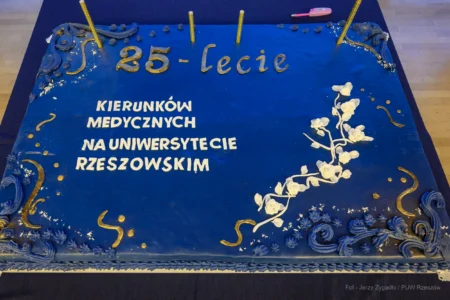 Zdjęcie przedstawia uczestników uroczystości z ojazhi 25-lecia kierunków medycznych na Uniwersytecie Rzeszowskim