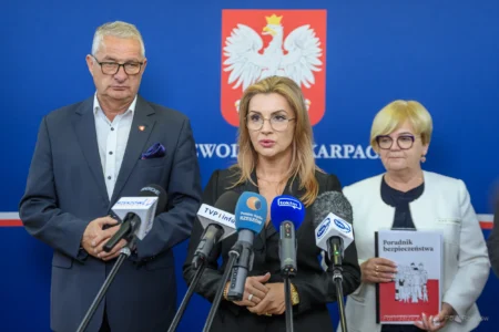 Zdjęcie przedstawia uczestników konferencji prasowej w urzędzie wojewódzkim