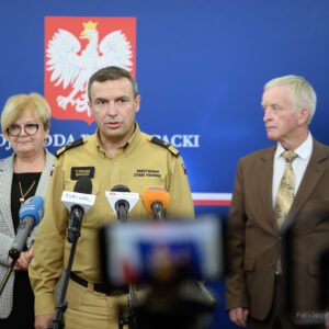 Zdjęcie przedstawia uczestników konferencji prasowej wojewody