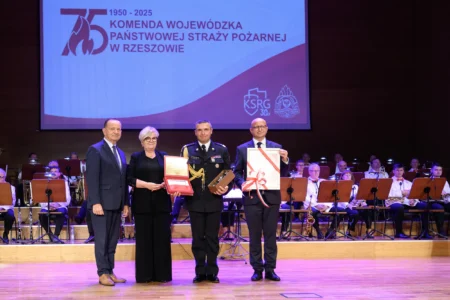 Zdjęcie przedstawia uczestników jubileuszu 75 lecia Komendy Wojewódzkiej PSP