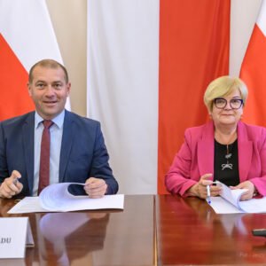 Zdjęcie przedstawia uczestników podpisania umów w ramach programu ochrony ludności i obrony cywilnej
