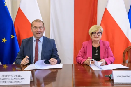 Zdjęcie przedstawia uczestników podpisania umów w ramach programu ochrony ludności i obrony cywilnej