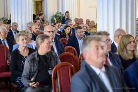 Zdjęcie przedstawia uczestników podpisania umów w ramach programu ochrony ludności i obrony cywilnej