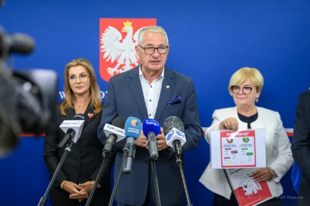 Zdjęcie przedstawia uczestników konferencji prasowej w urzędzie wojewódzkim