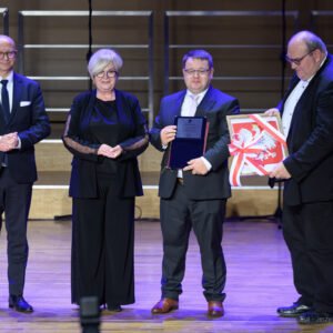 Zdjęcie przedstawia uczestników uroczystości z okazji 25-lecia kierunków medycznych na Uniwersytecie Rzeszowskim