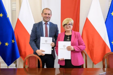 Zdjęcie przedstawia uczestników podpisania umów w ramach programu ochrony ludności i obrony cywilnej