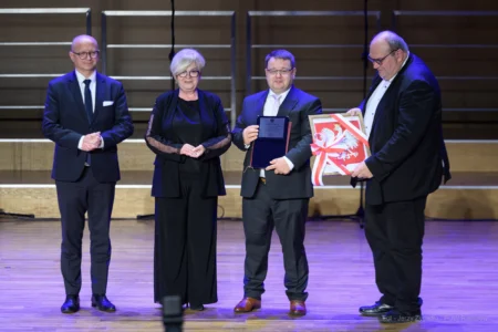 Zdjęcie przedstawia uczestników uroczystości z ojazhi 25-lecia kierunków medycznych na Uniwersytecie Rzeszowskim