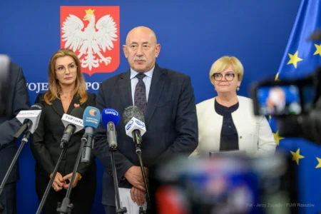 Zdjęcie przedstawia uczestników konferencji prasowej w urzędzie wojewódzkim