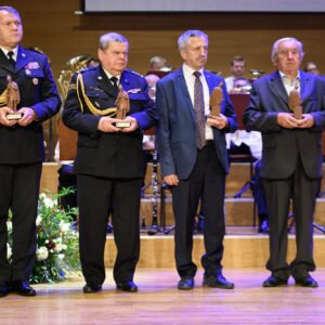 Zdjęcie przedstawia uczestników jubileuszu 75 lecia Komendy Wojewódzkiej PSP