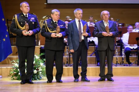 Zdjęcie przedstawia uczestników jubileuszu 75 lecia Komendy Wojewódzkiej PSP