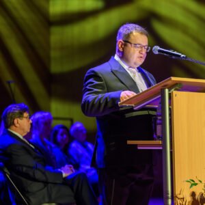 Zdjęcie przedstawia uczestników uroczystości z okazji 25-lecia kierunków medycznych na Uniwersytecie Rzeszowskim