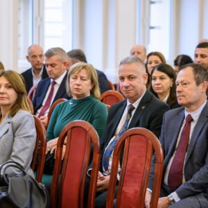 Zdjęcie przedstawia uczestników podpisania umów w ramach programu ochrony ludności i obrony cywilnej