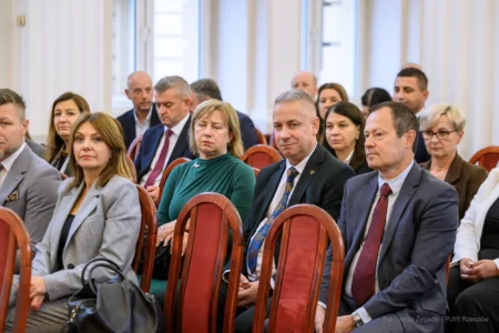 Zdjęcie przedstawia uczestników podpisania umów w ramach programu ochrony ludności i obrony cywilnej