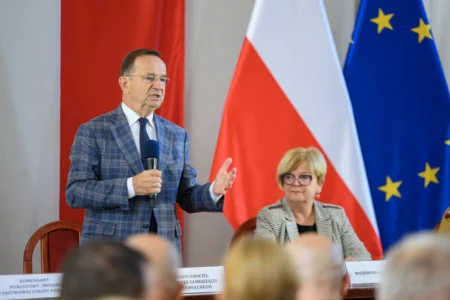 Zdjęcie przedstawia uczestników podpisania umów w ramach programu ochrony ludności i obrony cywilnej