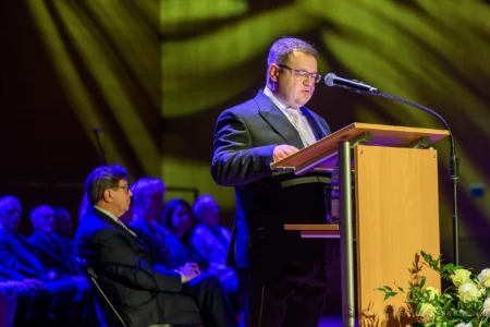 Zdjęcie przedstawia uczestników uroczystości z ojazhi 25-lecia kierunków medycznych na Uniwersytecie Rzeszowskim