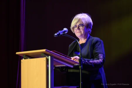 Zdjęcie przedstawia uczestników uroczystości z ojazhi 25-lecia kierunków medycznych na Uniwersytecie Rzeszowskim